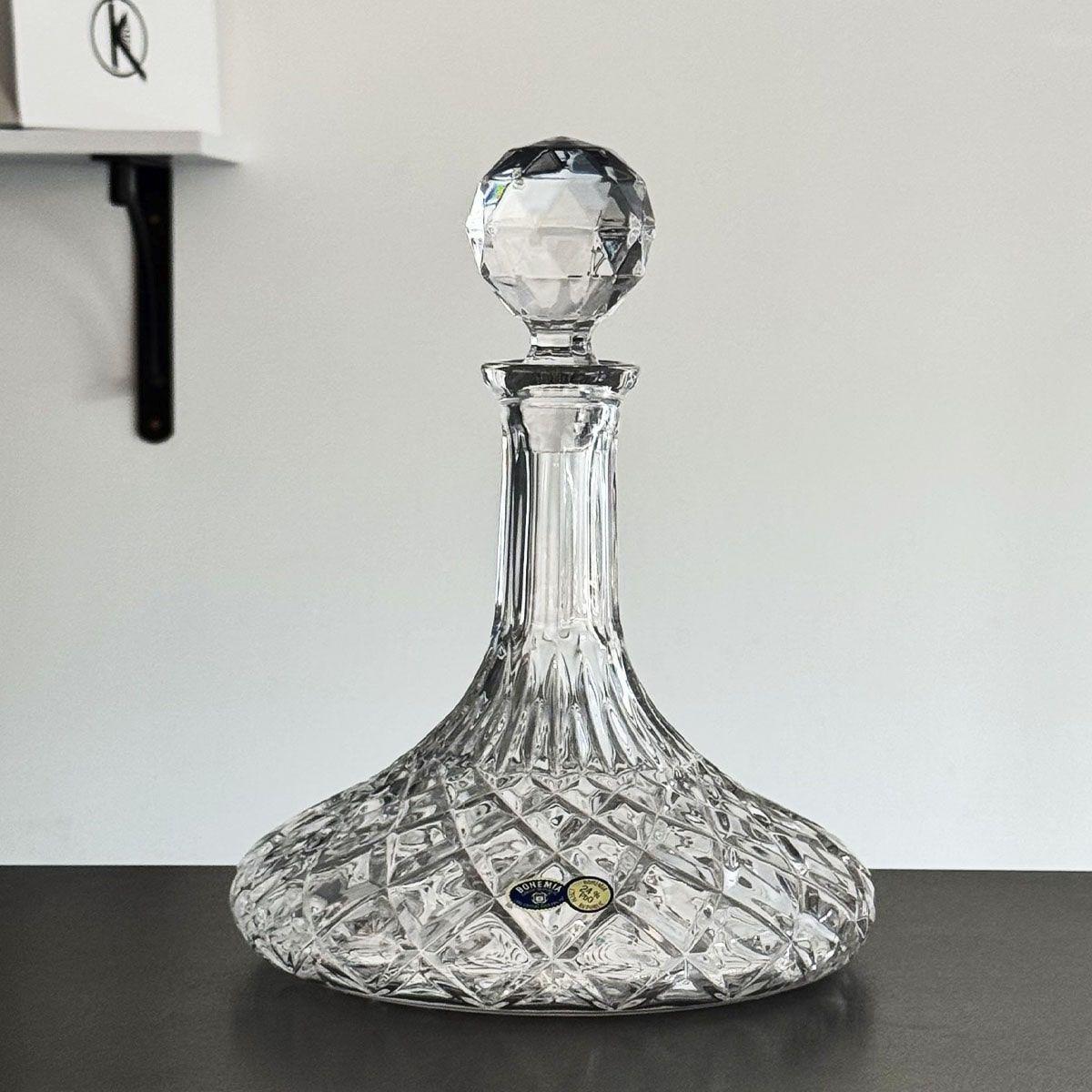 Decantor din cristal pentru vin si whisky pe masa 